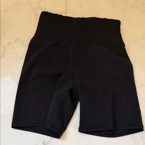 Vuori black studio biker short